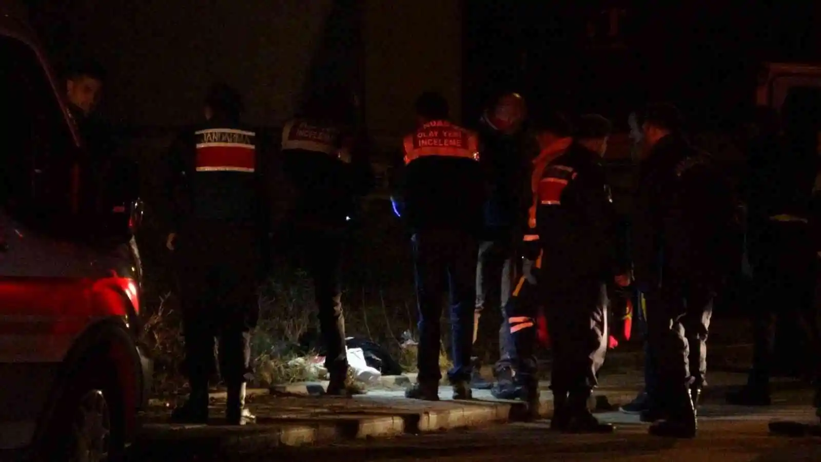 Saçından sürüklediği karısını başını keserek öldürdü