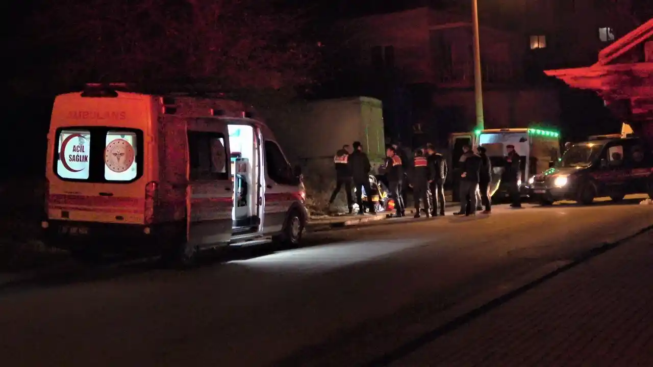 Saçından sürüklediği karısını başını keserek öldürdü