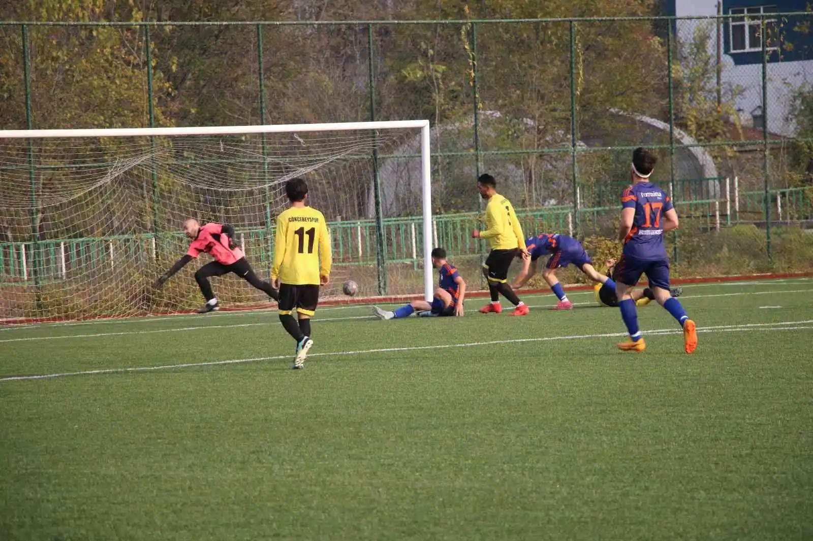 Sahada fenalaşan oyuncuya rakip takımın hocası yardım etti