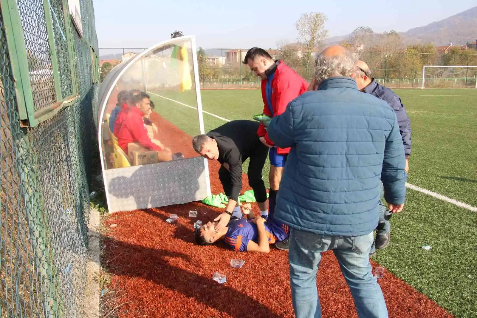 Sahada fenalaşan oyuncuya rakip takımın hocası yardım etti