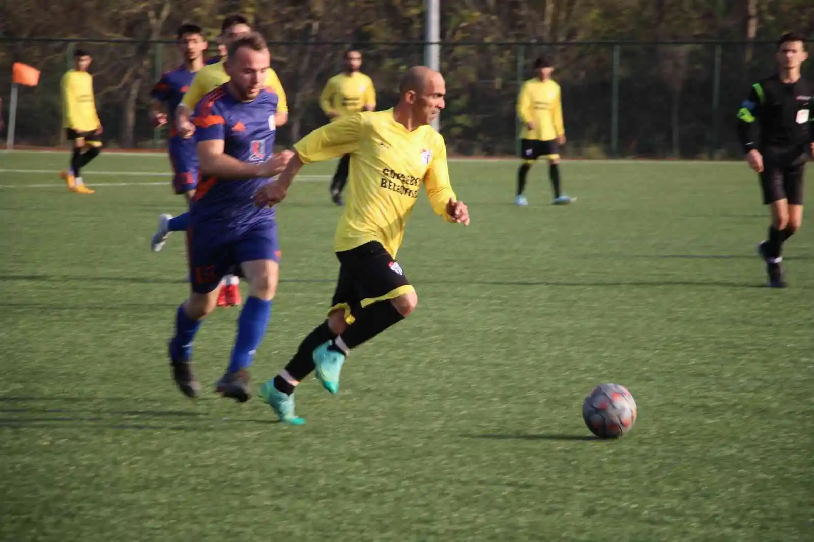 Sahada fenalaşan oyuncuya rakip takımın hocası yardım etti