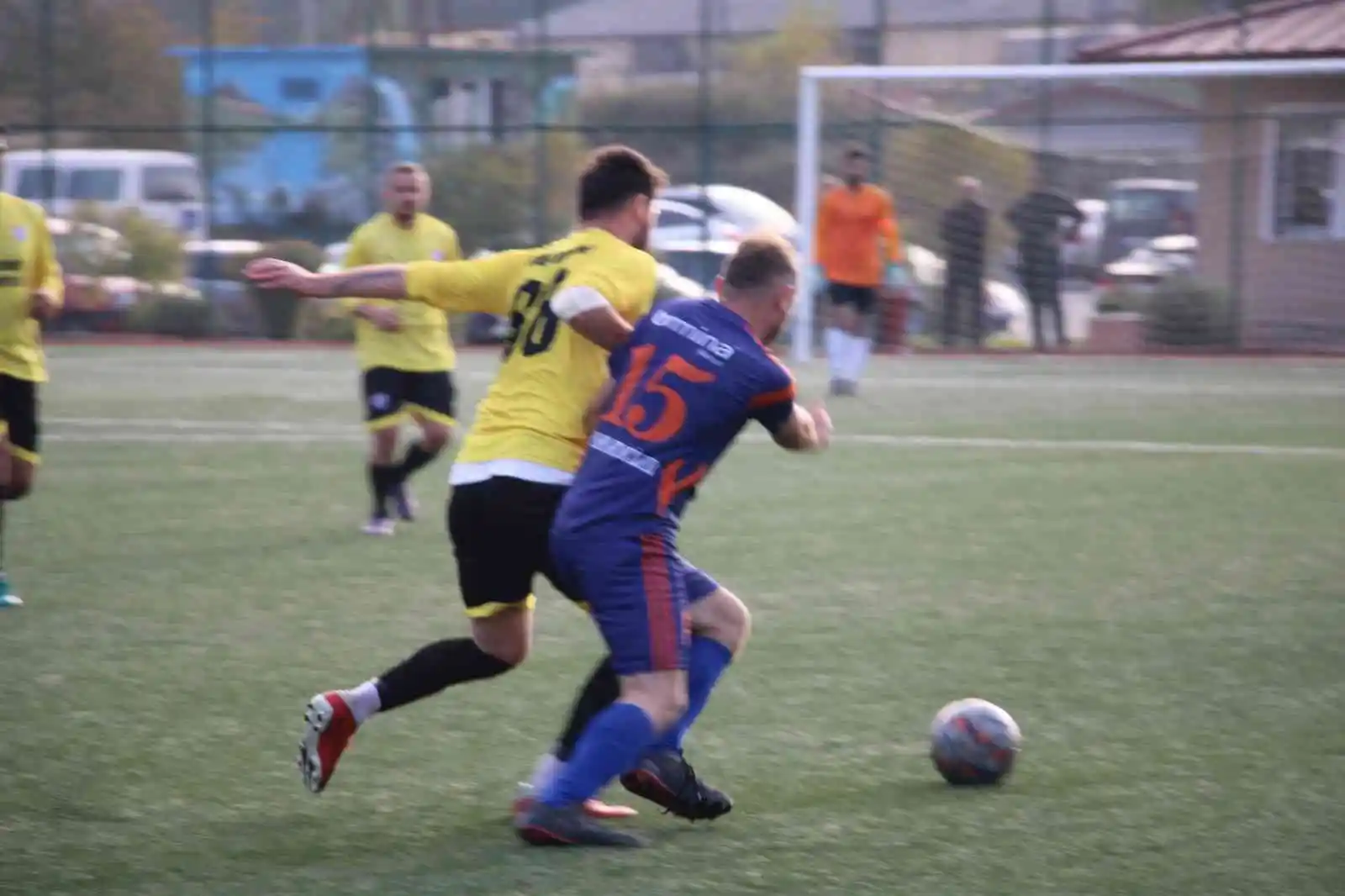 Sahada fenalaşan oyuncuya rakip takımın hocası yardım etti