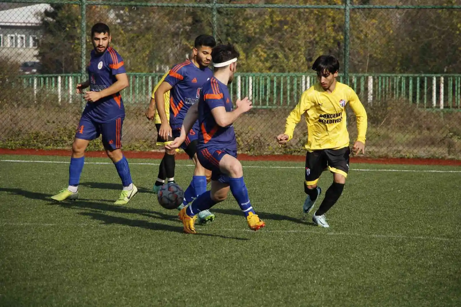Sahada fenalaşan oyuncuya rakip takımın hocası yardım etti