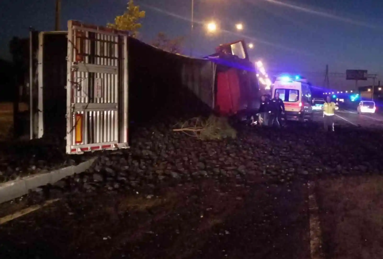 Samsun'da kömür yüklü tır devrildi: 1 yaralı
