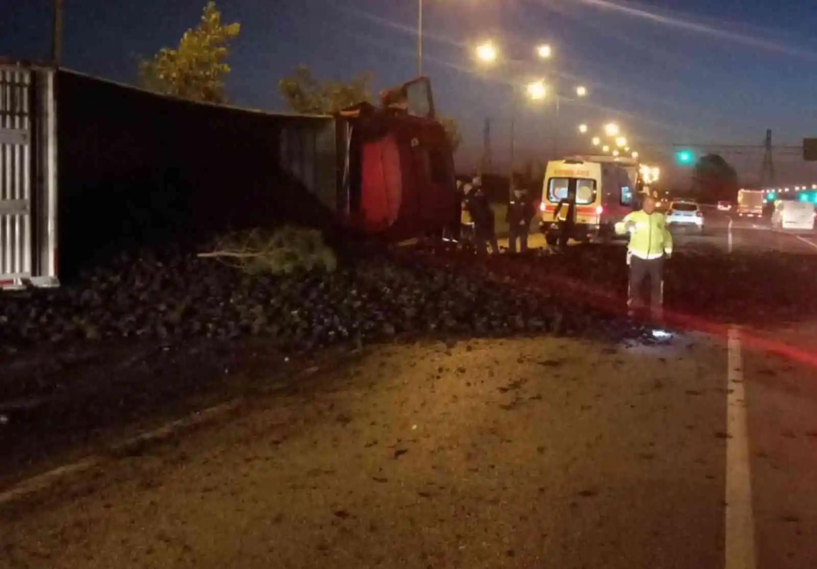 Samsun’da kömür yüklü tır devrildi: 1 yaralı
