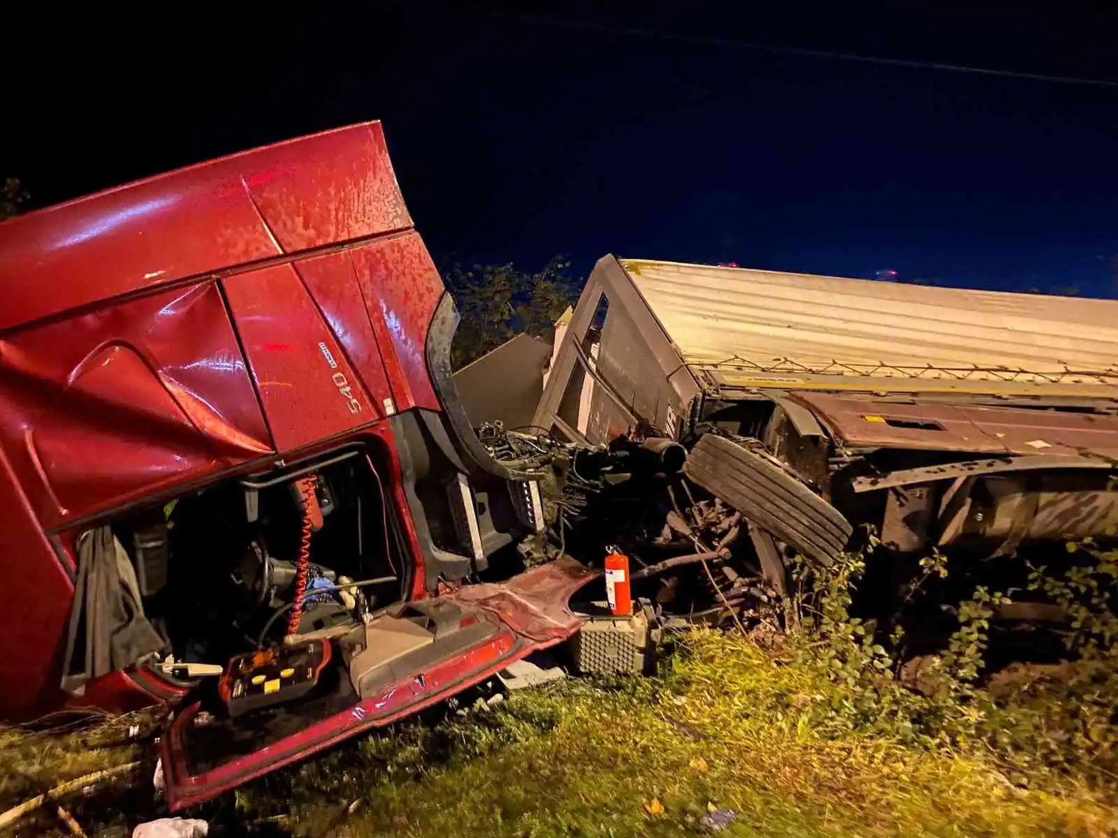 Samsun'da tomruk yüklü tır devrildi: 1 yaralı
