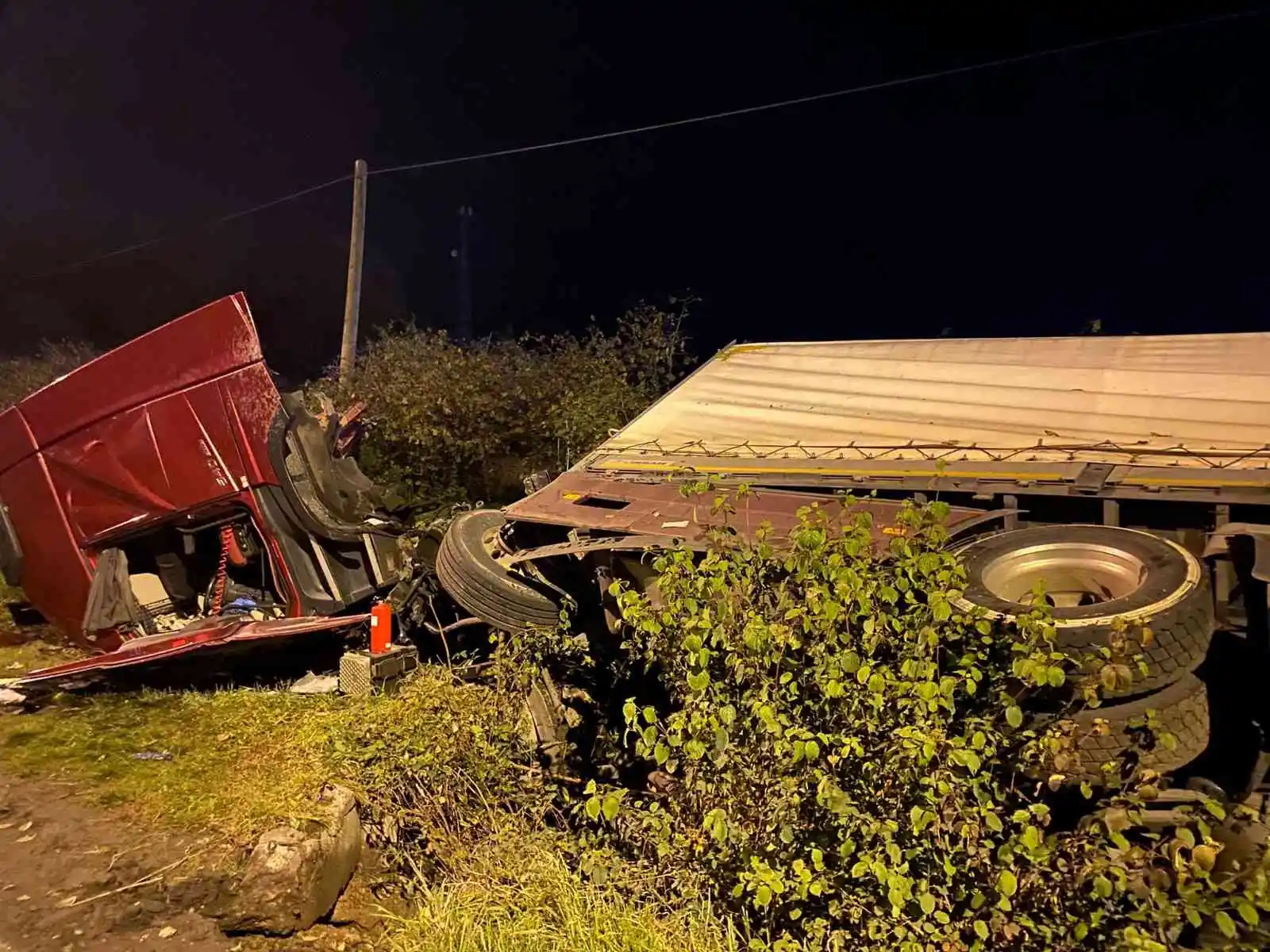 Samsun’da tomruk yüklü tır devrildi: 1 yaralı
