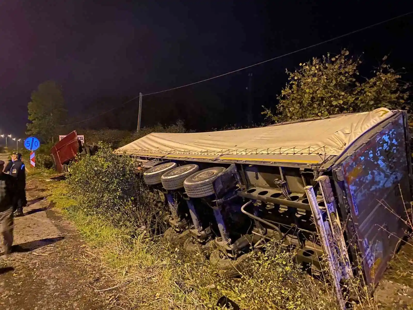 Samsun’da tomruk yüklü tır devrildi: 1 yaralı
