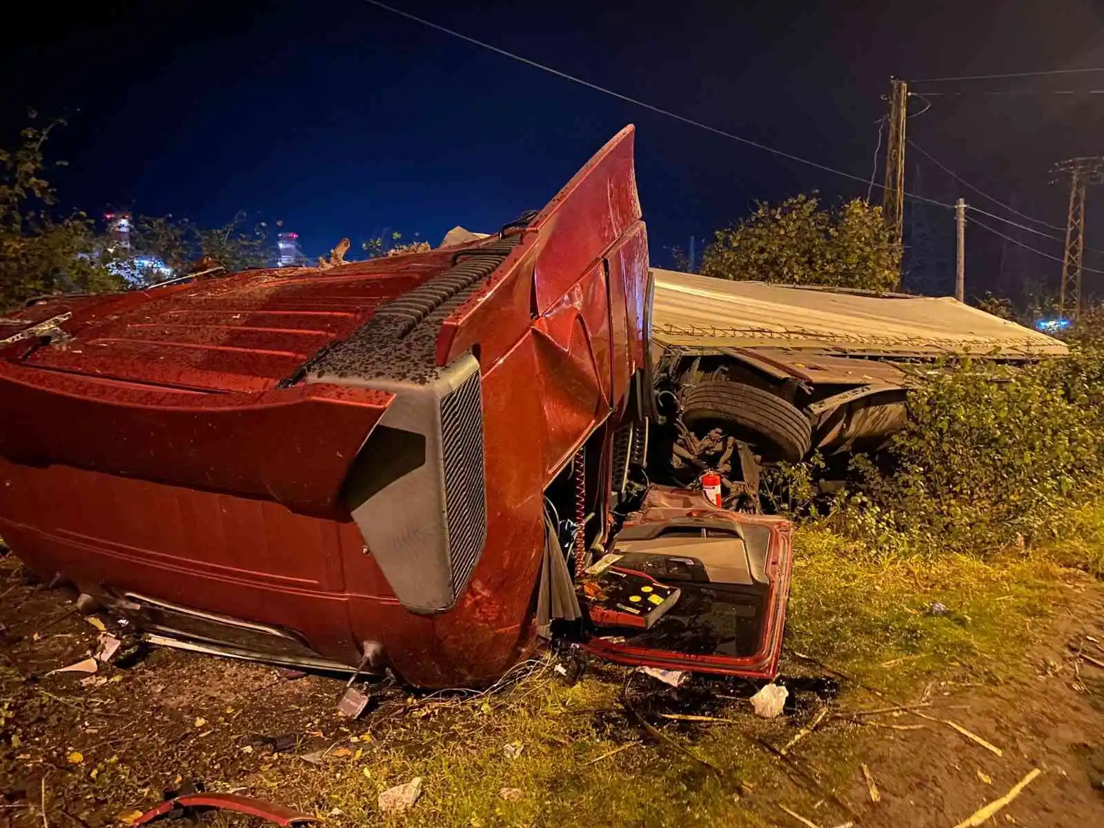 Samsun’da tomruk yüklü tır devrildi: 1 yaralı
