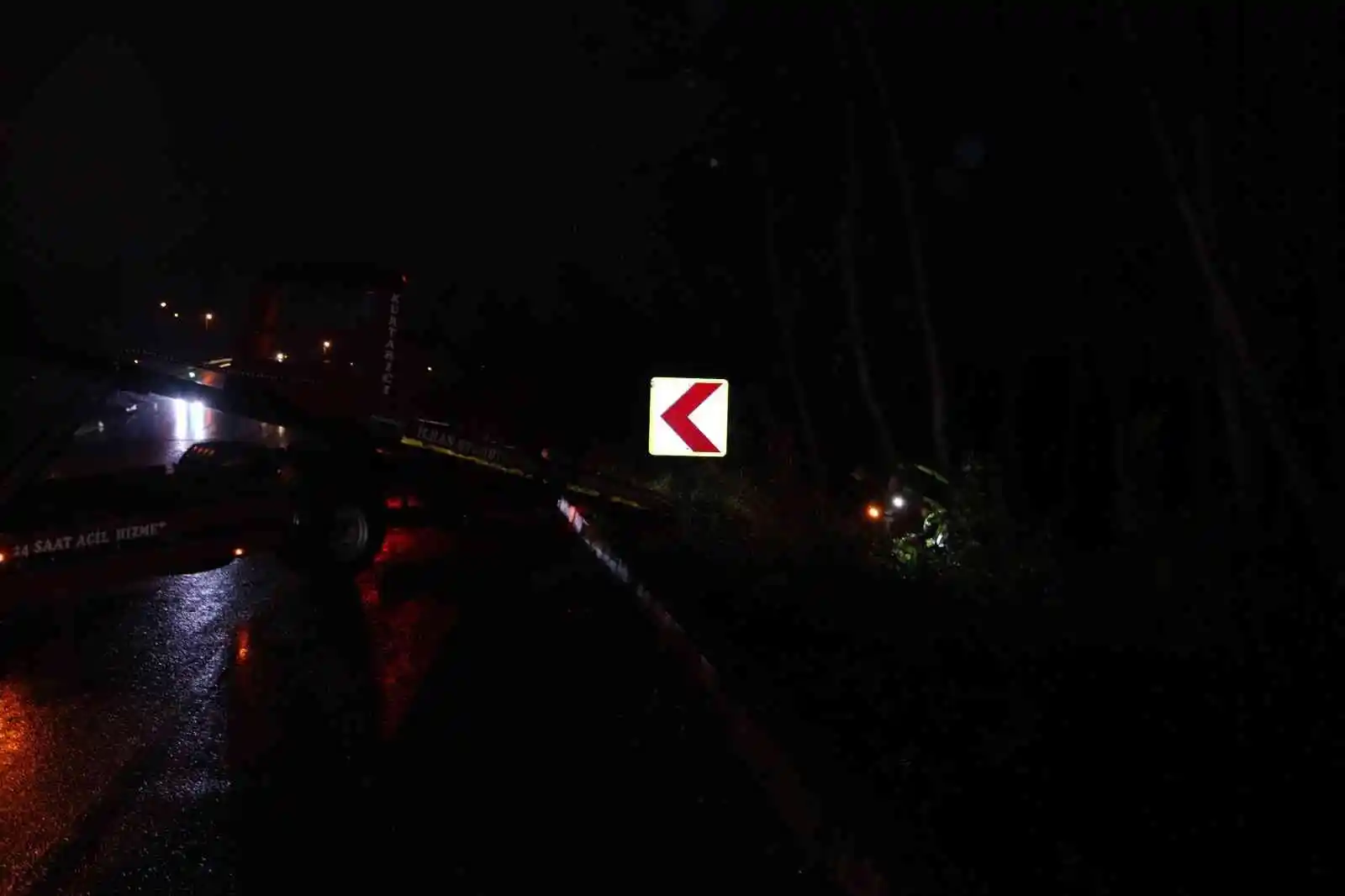 Şarampole yuvarlanan otomobil ağaca çarparak durabildi: 2 yaralı
