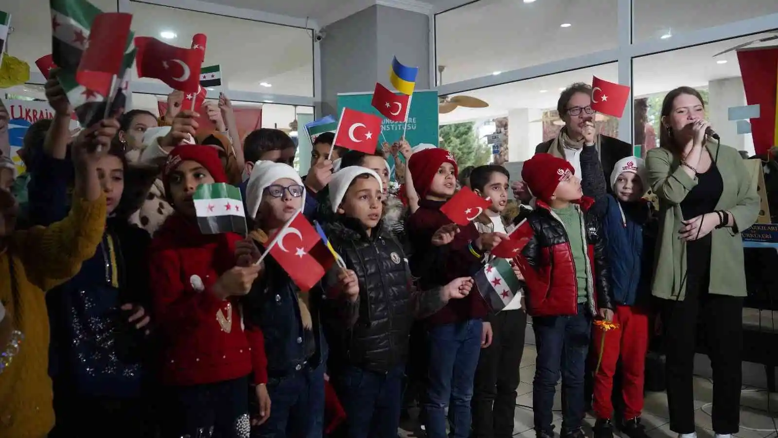 Savaş mağduru çocuklar dünyaya “Türkçe” barış mesajı verdi
