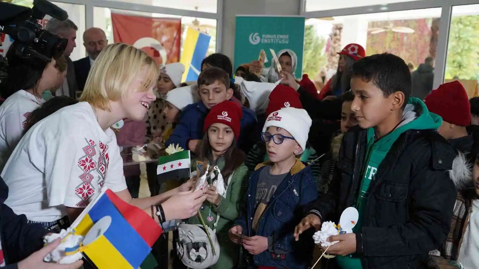 Savaş mağduru çocuklar dünyaya “Türkçe” barış mesajı verdi
