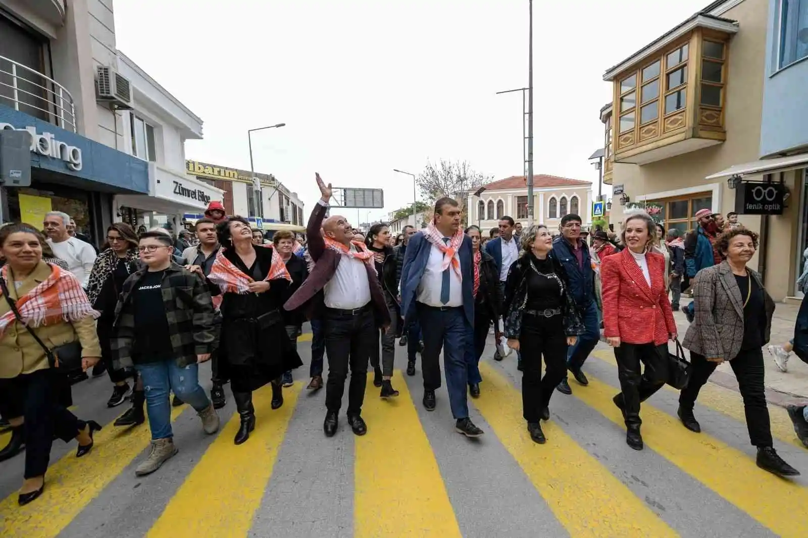 Seferihisar'da mandalina şenliği renkli anlara sahne oldu
