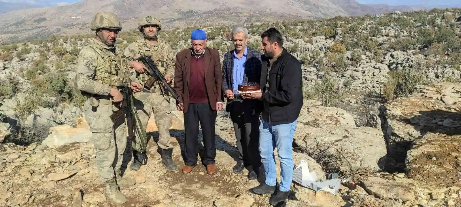 Şehit babalarından 12 Kasım Uzman Çavuşlar Günü'nde uzman çavuşlara pastalı kutlama