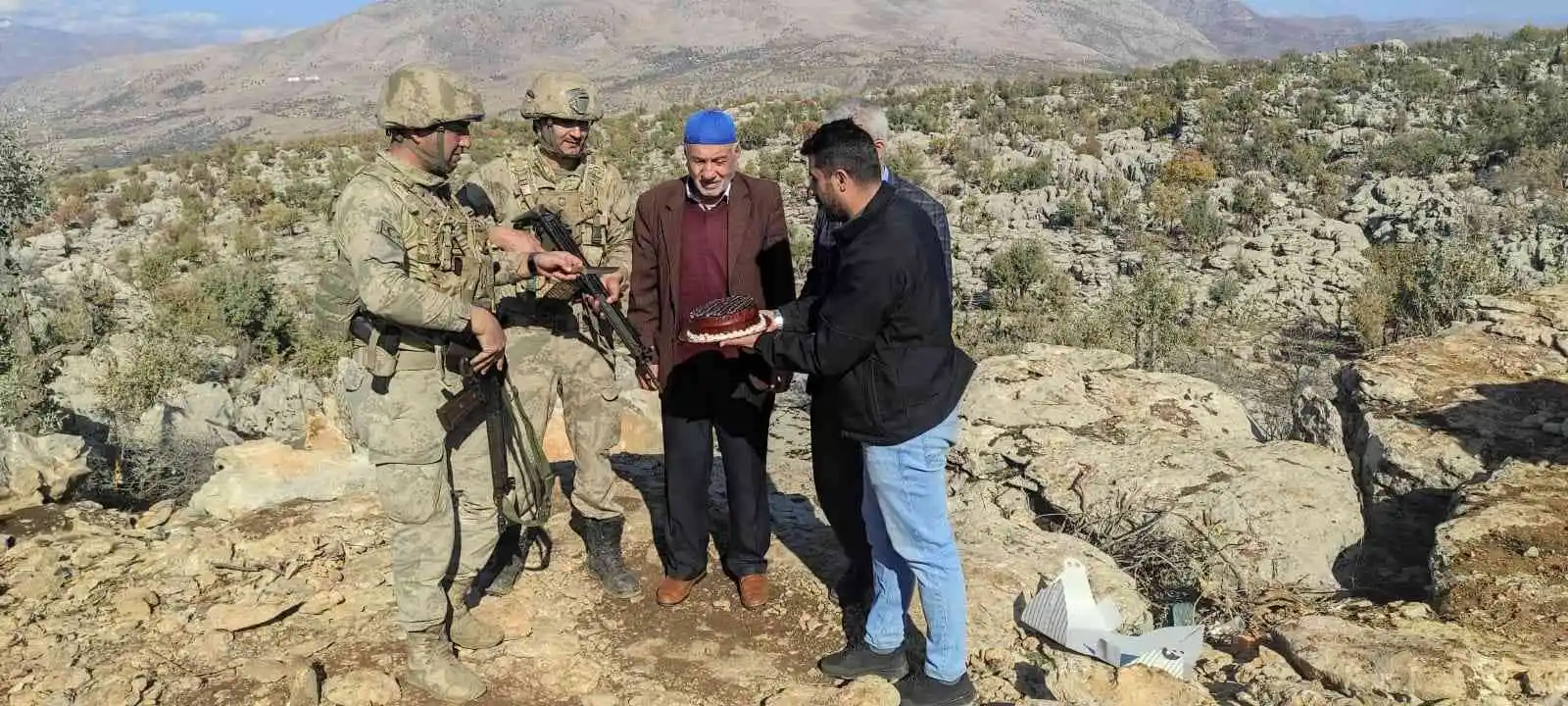 Şehit babalarından 12 Kasım Uzman Çavuşlar Günü’nde uzman çavuşlara pastalı kutlama