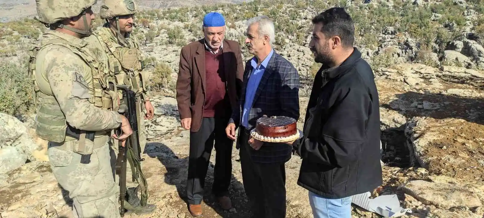 Şehit babalarından 12 Kasım Uzman Çavuşlar Günü’nde uzman çavuşlara pastalı kutlama