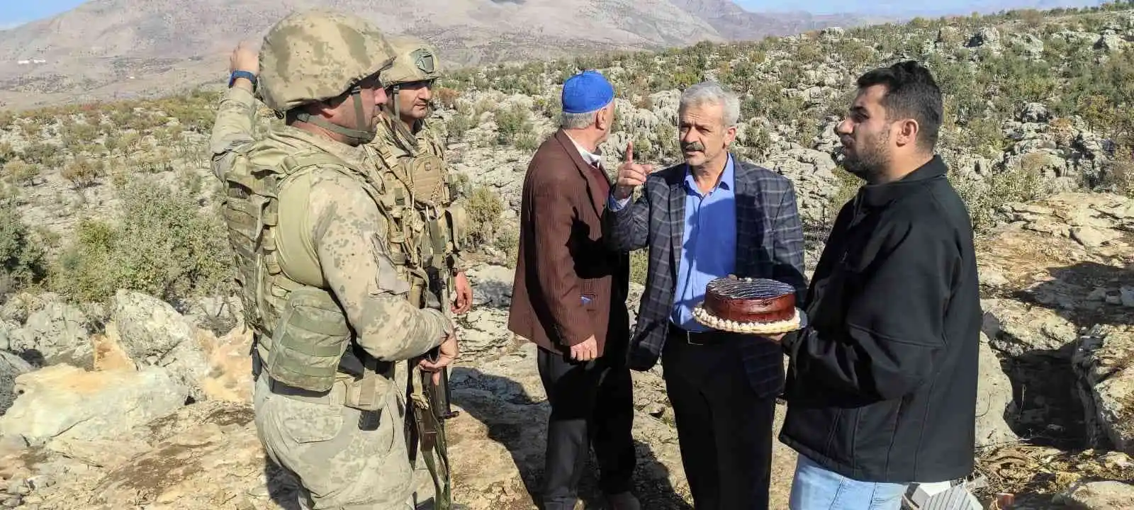 Şehit babalarından 12 Kasım Uzman Çavuşlar Günü’nde uzman çavuşlara pastalı kutlama