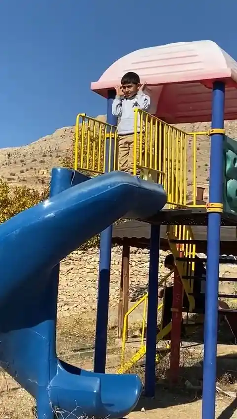 Şehit Sekin'in babasının cenaze töreninde duygulandıran an: Oyun oynamayı bırakan çocuk parkta namaz kıldı