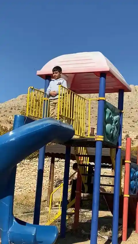 Şehit Sekin’in babasının cenaze töreninde duygulandıran an: Oyun oynamayı bırakan çocuk parkta namaz kıldı