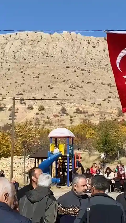 Şehit Sekin’in babasının cenaze töreninde duygulandıran an: Oyun oynamayı bırakan çocuk parkta namaz kıldı