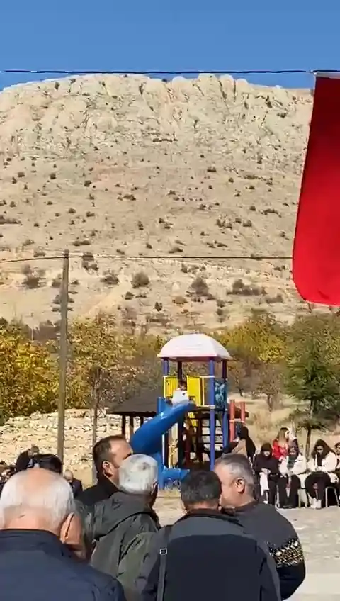 Şehit Sekin’in babasının cenaze töreninde duygulandıran an: Oyun oynamayı bırakan çocuk parkta namaz kıldı