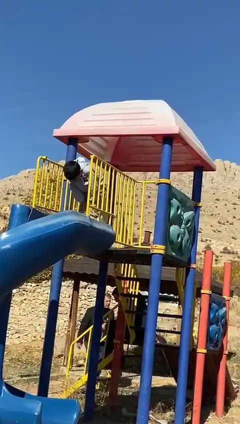 Şehit Sekin’in babasının cenaze töreninde duygulandıran an: Oyun oynamayı bırakan çocuk parkta namaz kıldı
