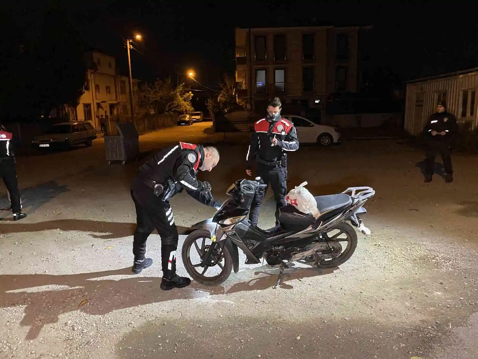 Şehrin dört bir yanındaki metruk binalara baskın
