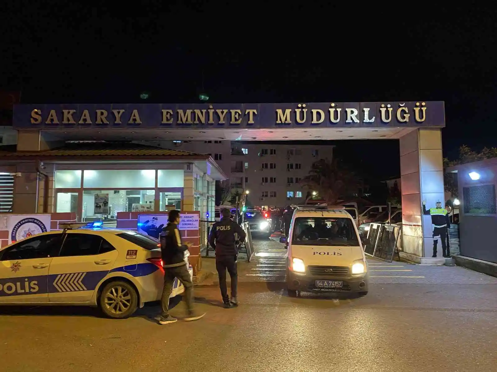 Şehrin dört bir yanındaki metruk binalara baskın
