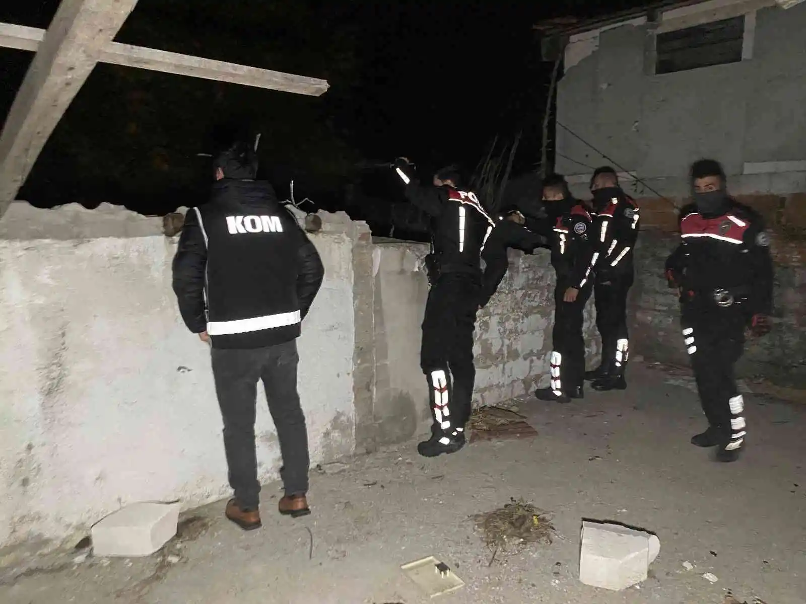 Şehrin dört bir yanındaki metruk binalara baskın
