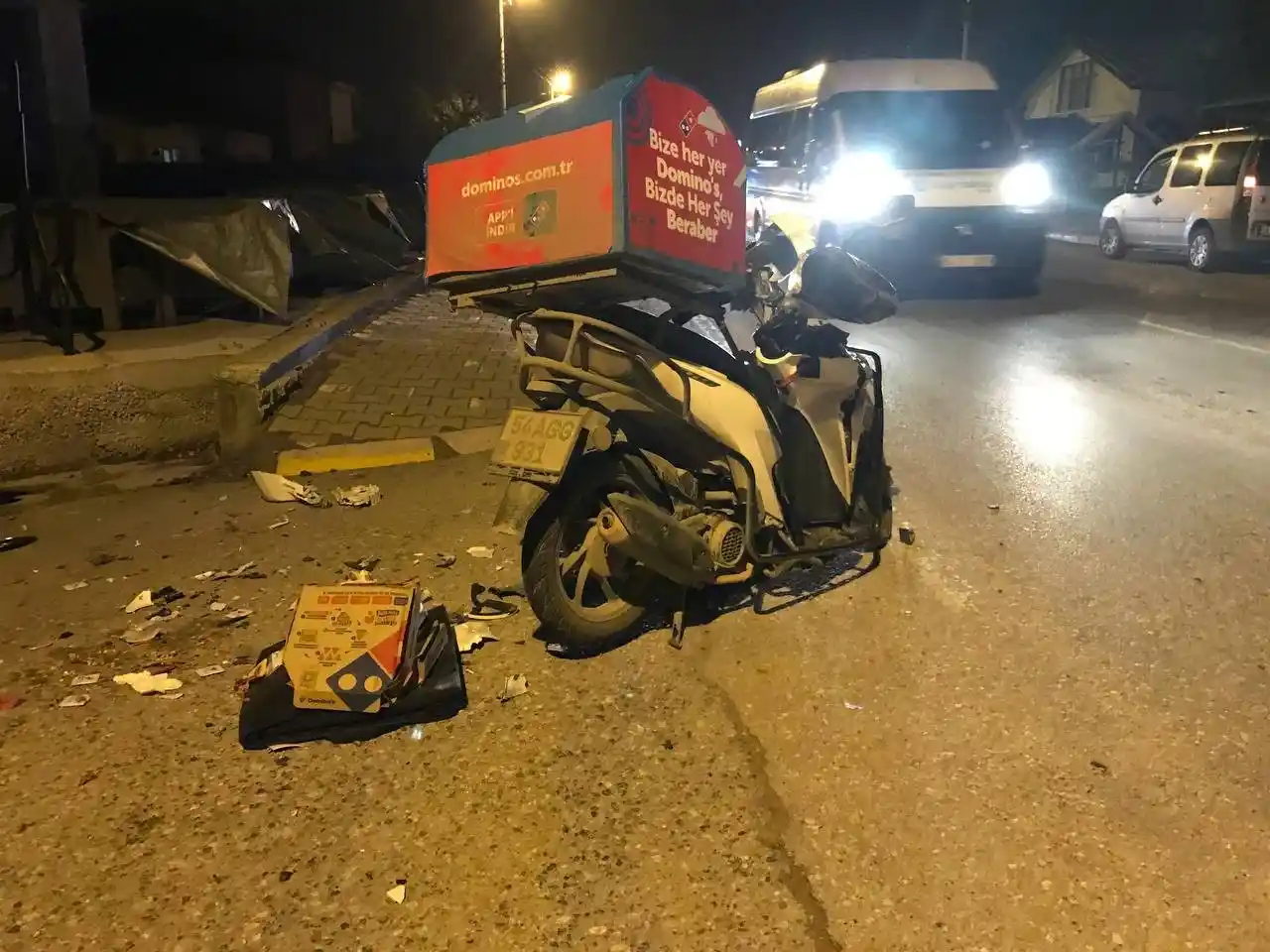 Servis minibüsü ile motosiklet çarpıştı: Domino's Pizza kuryesi ağır yaralandı
