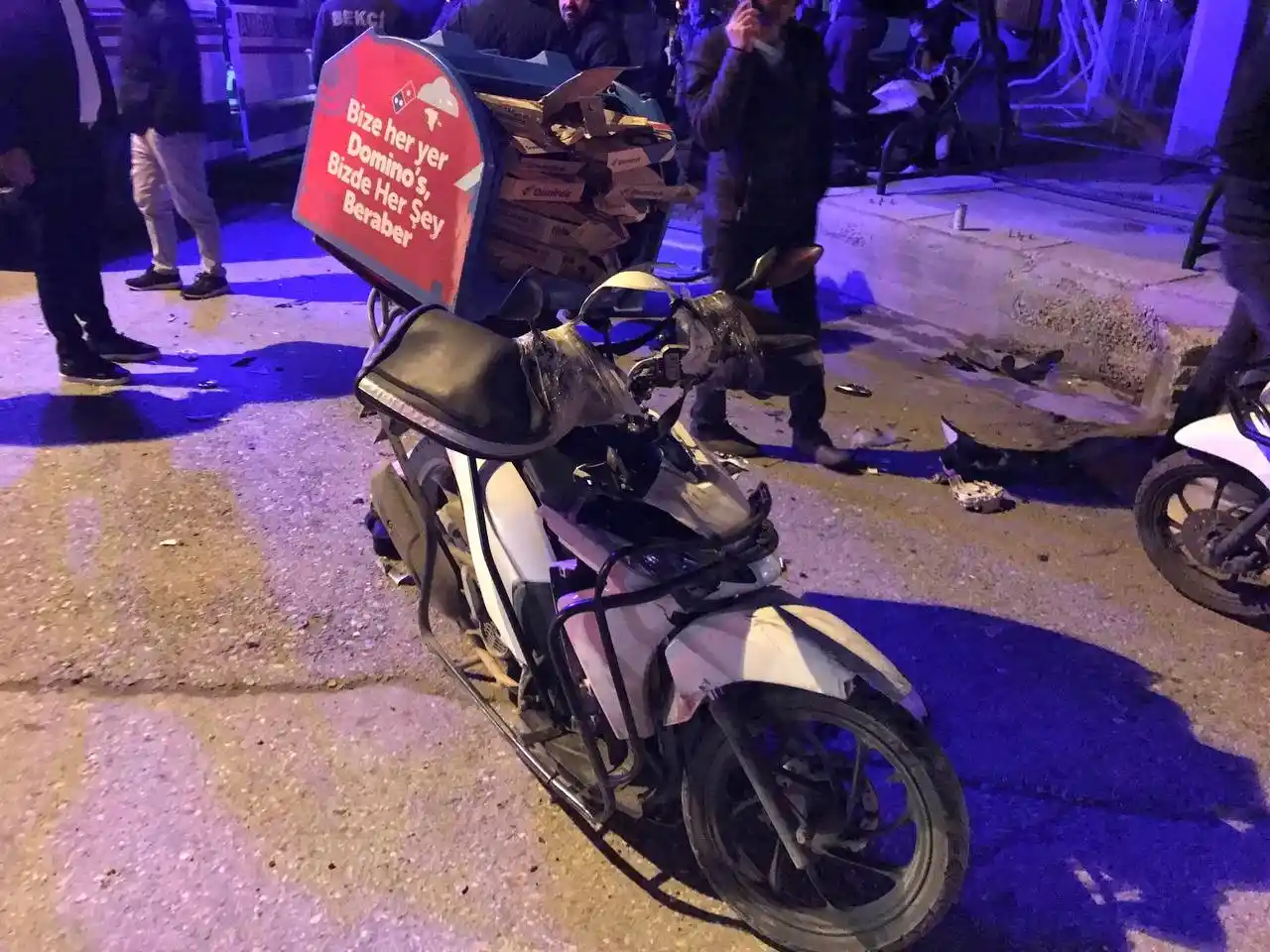Servis minibüsü ile motosiklet çarpıştı: Domino’s Pizza kuryesi ağır yaralandı
