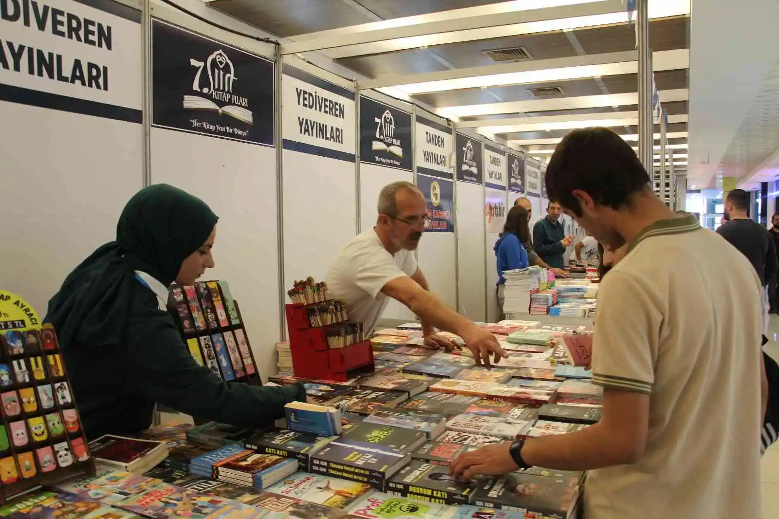 Siirt’te 120 yayınevinin katılımıyla başlayan fuar okurlarıyla buluştu