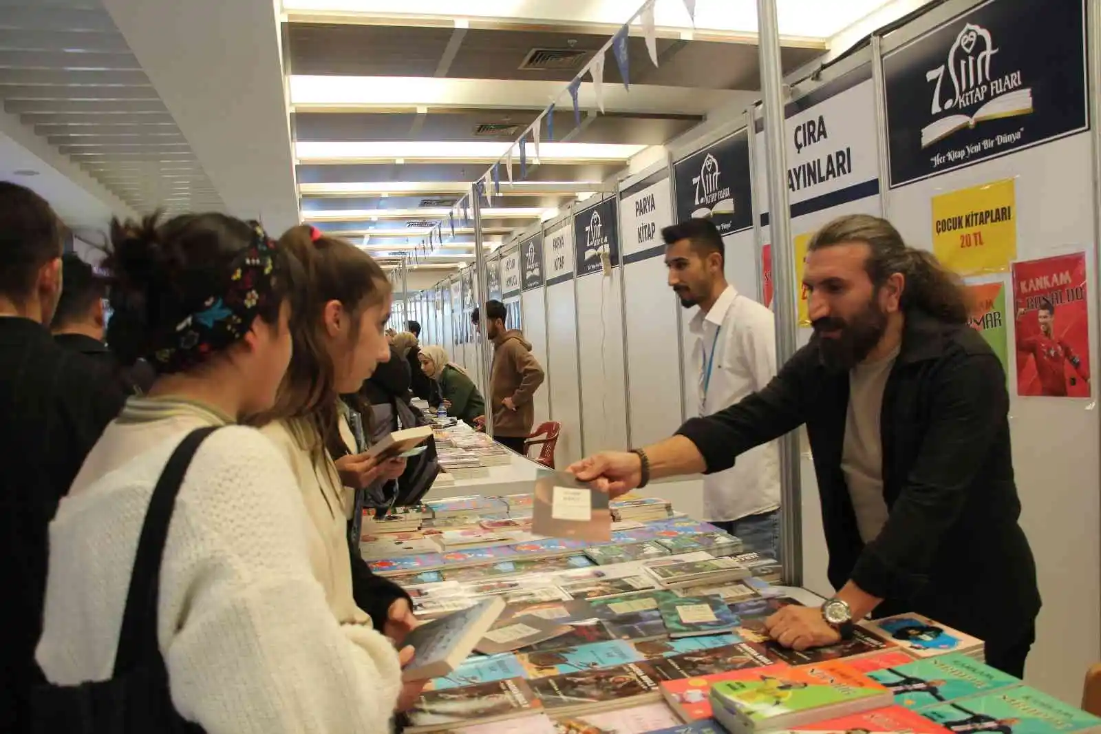 Siirt’te 120 yayınevinin katılımıyla başlayan fuar okurlarıyla buluştu