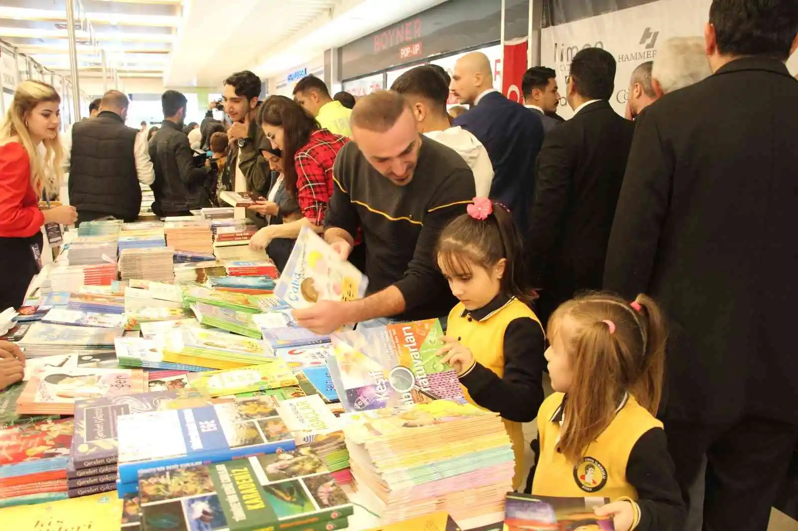 Siirt’te 120 yayınevinin katılımıyla başlayan fuar okurlarıyla buluştu