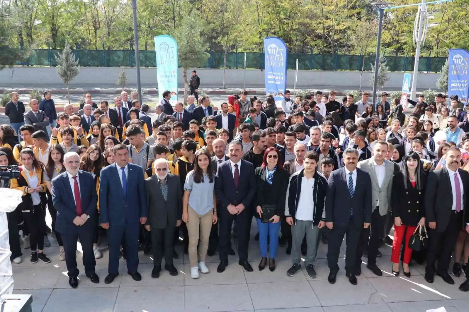 Siirt’te 120 yayınevinin katılımıyla başlayan fuar okurlarıyla buluştu