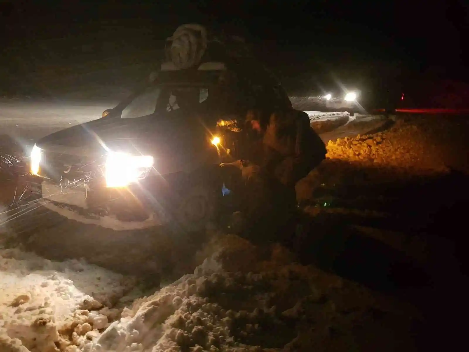 Siirt'te karda mahsur kalan güvenlik korucuları ve vatandaşlar kurtarıldı
