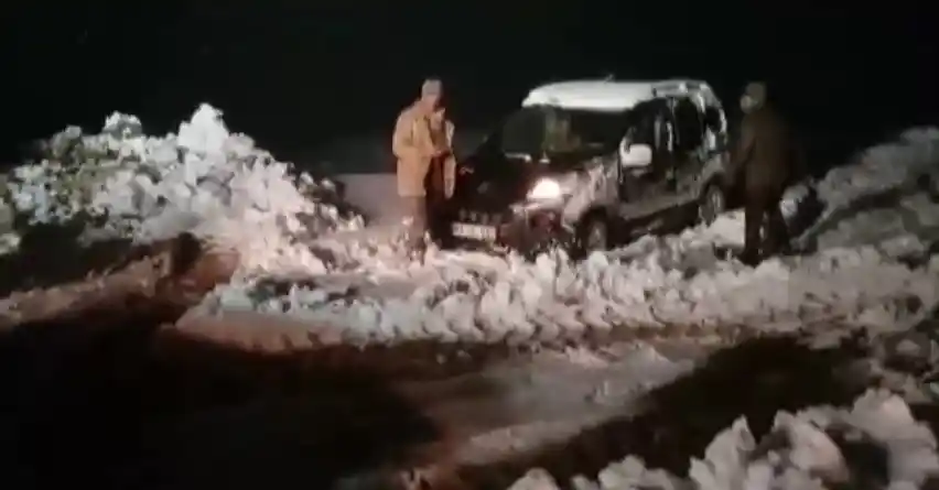 Siirt’te karda mahsur kalan güvenlik korucuları ve vatandaşlar kurtarıldı
