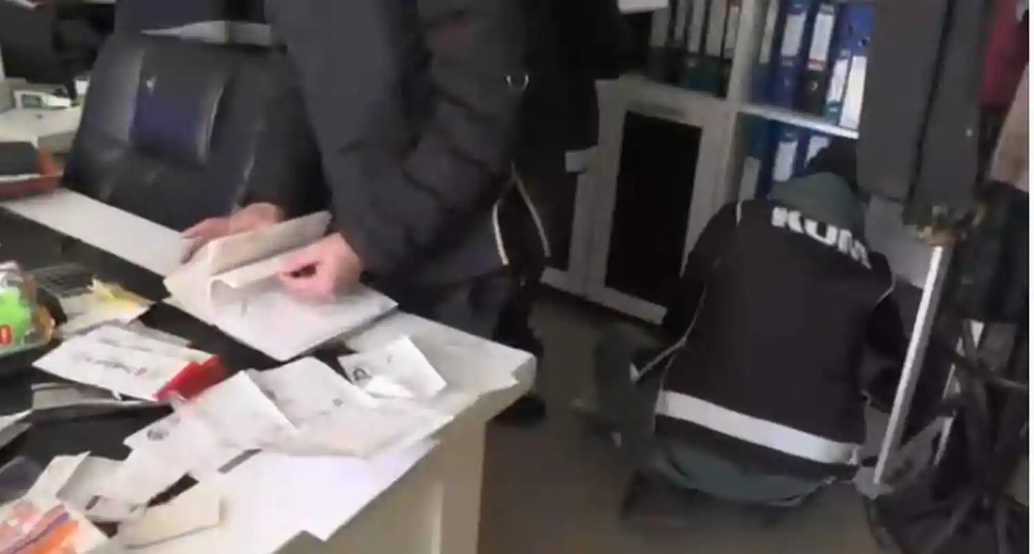 Siirt’te yakalanan tefecilerin evlerinde çok sayıda tapu ele geçirildi