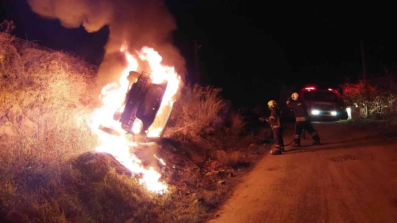 Silahla bir kişiyi yaralayıp kaçmak isteyenlerin aracı kazada alev alev yandı
