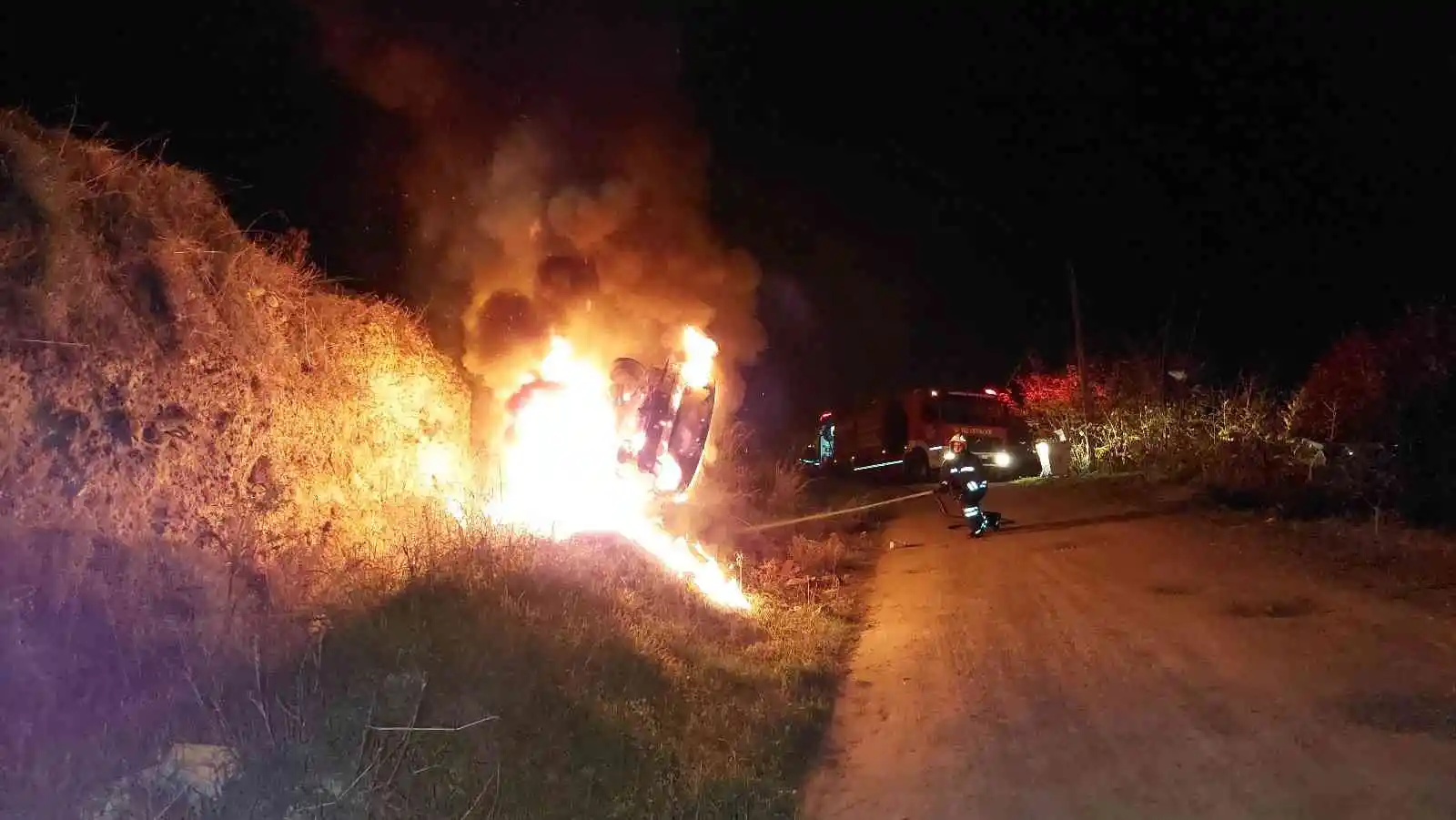 Silahla bir kişiyi yaralayıp kaçmak isteyenlerin aracı kazada alev alev yandı
