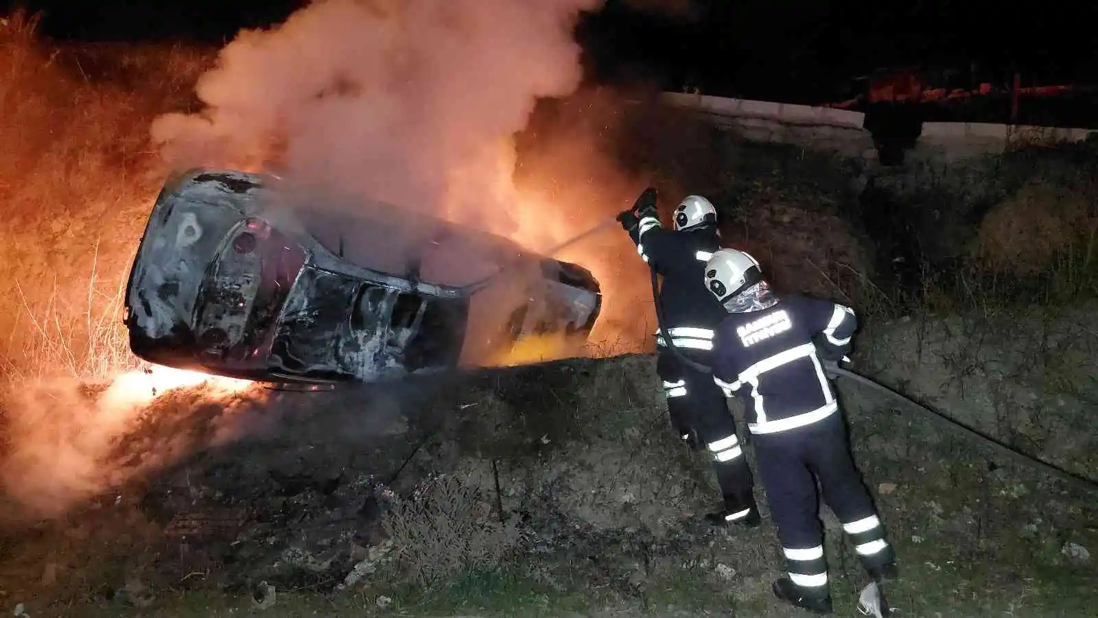 Silahla bir kişiyi yaralayıp kaçmak isteyenlerin aracı kazada alev alev yandı
