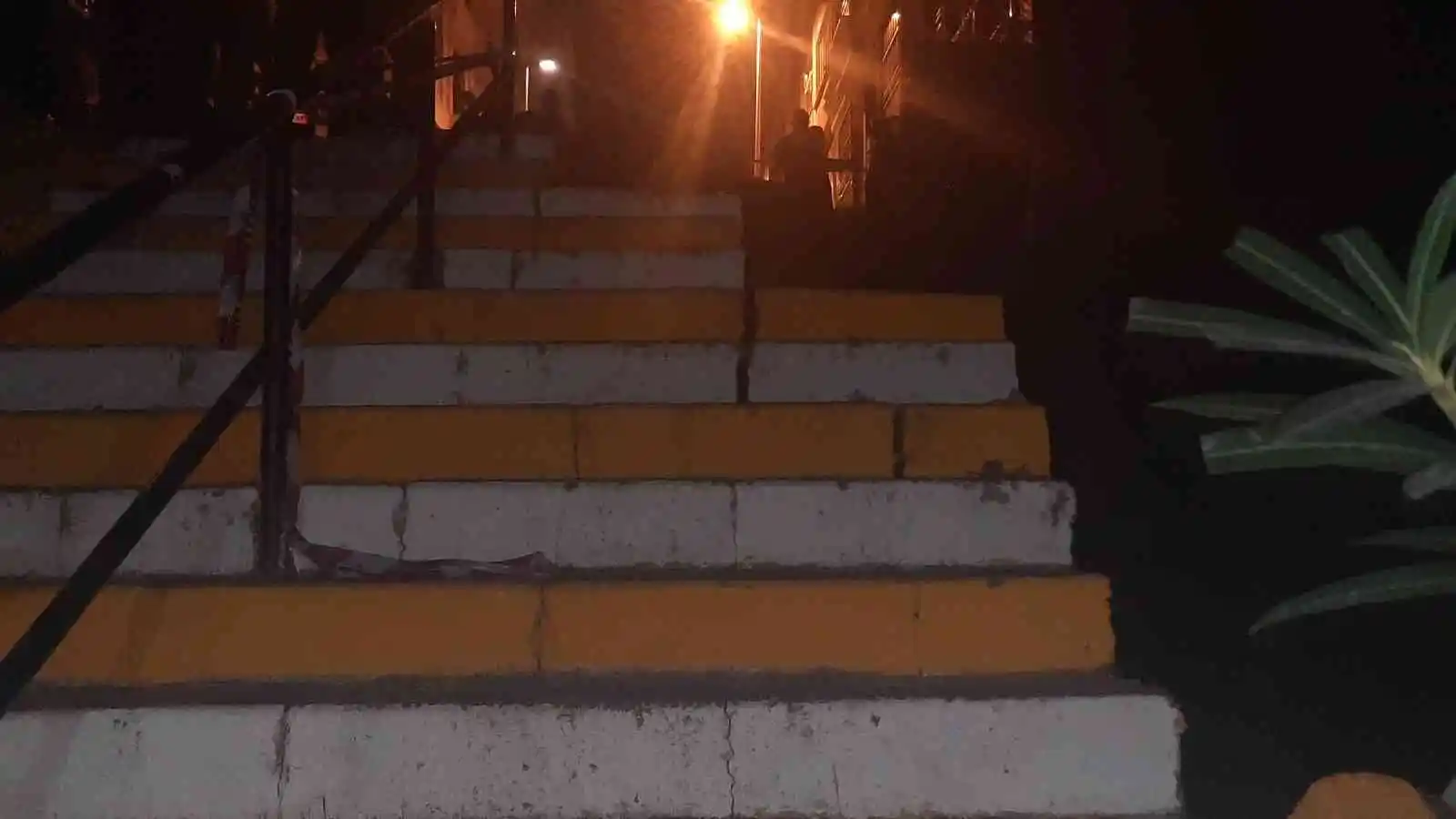 Şişli’de inşaat alanının üstündeki yol çöktü: Vatandaşlar korku ile sokağa döküldü

