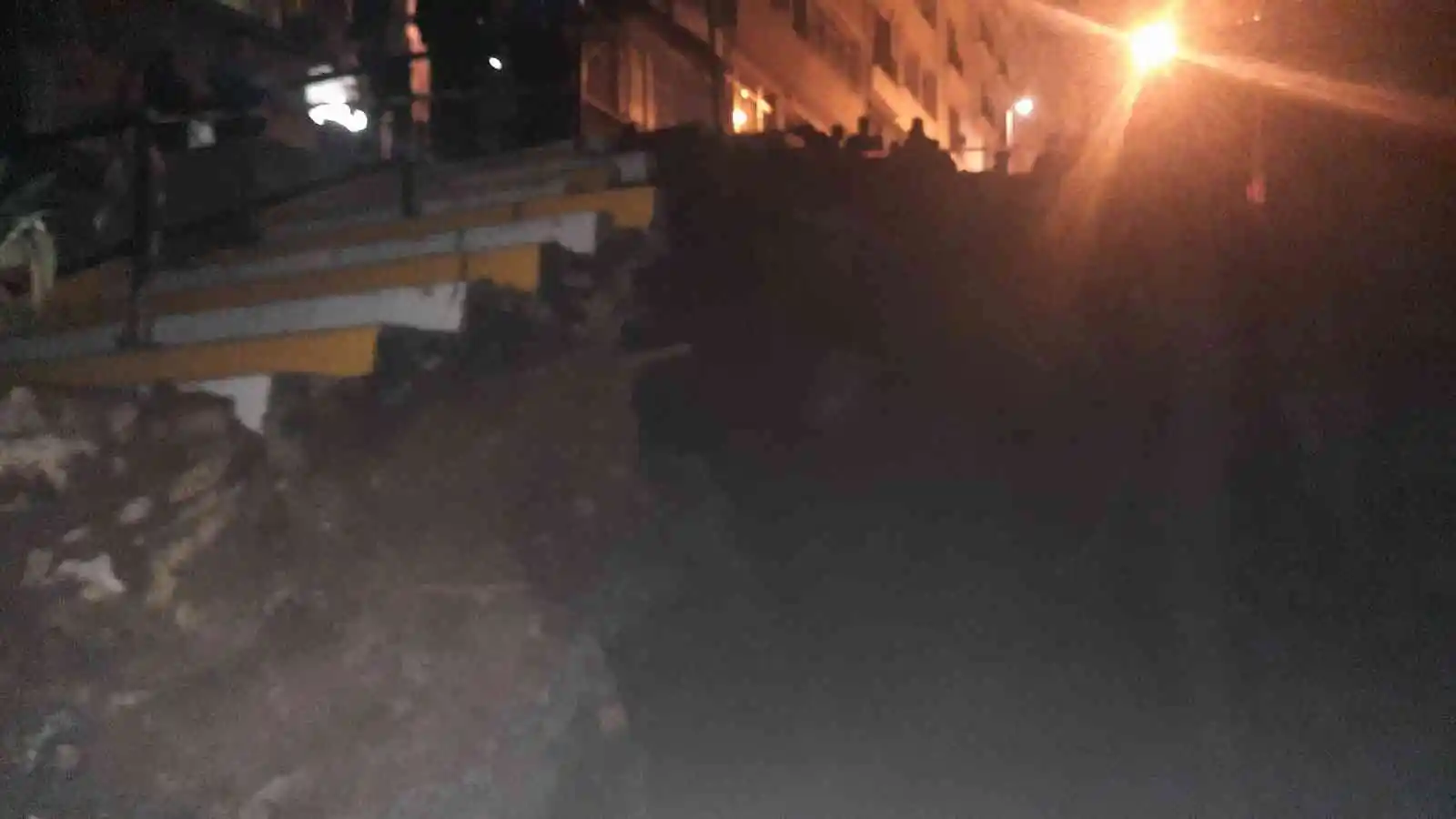 Şişli’de inşaat alanının üstündeki yol çöktü: Vatandaşlar korku ile sokağa döküldü
