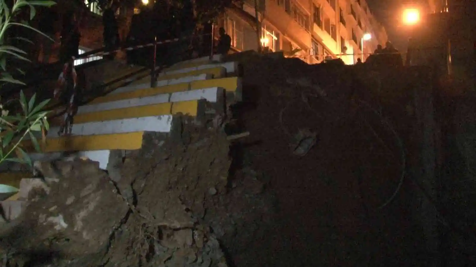 Şişli’de inşaat alanının üstündeki yol çöktü: Vatandaşlar korku ile sokağa döküldü
