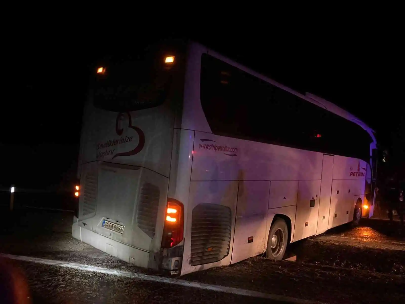 Sivas'ta yolcu otobüsü kayarak yoldan çıktı: 1 yaralı