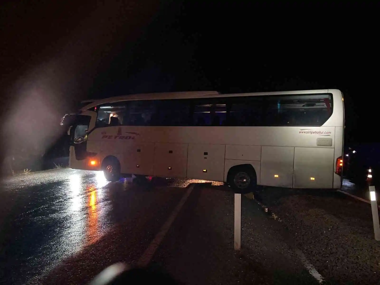 Sivas’ta yolcu otobüsü kayarak yoldan çıktı: 1 yaralı