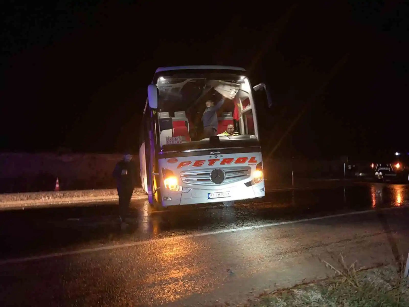 Sivas’ta yolcu otobüsü kayarak yoldan çıktı: 1 yaralı