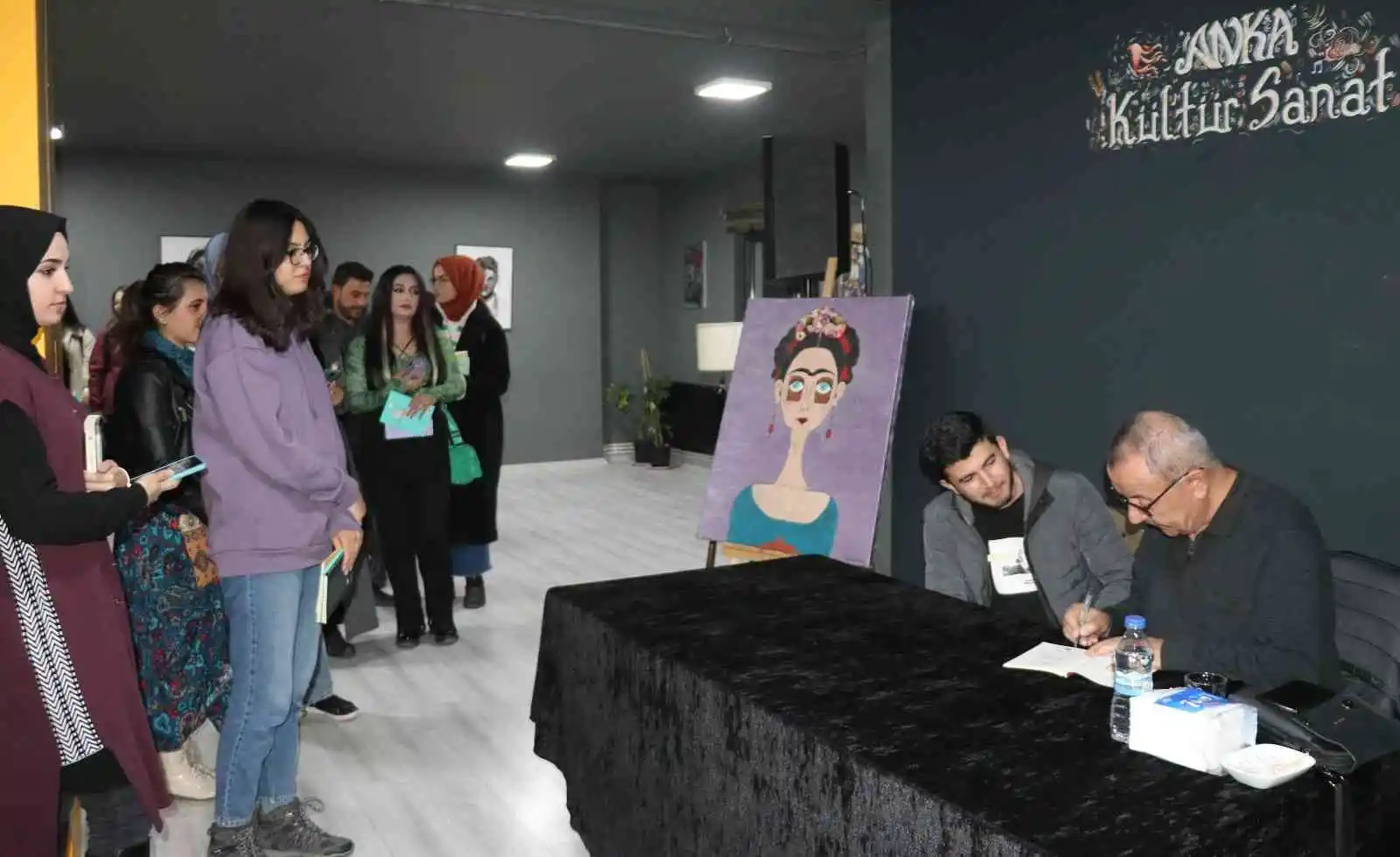 Şükrü Erbaş Van'da şiir severlerle buluştu