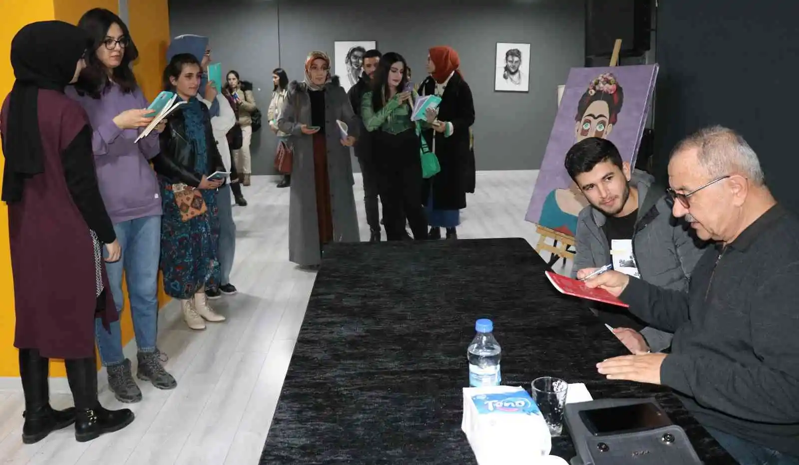 Şükrü Erbaş Van’da şiir severlerle buluştu