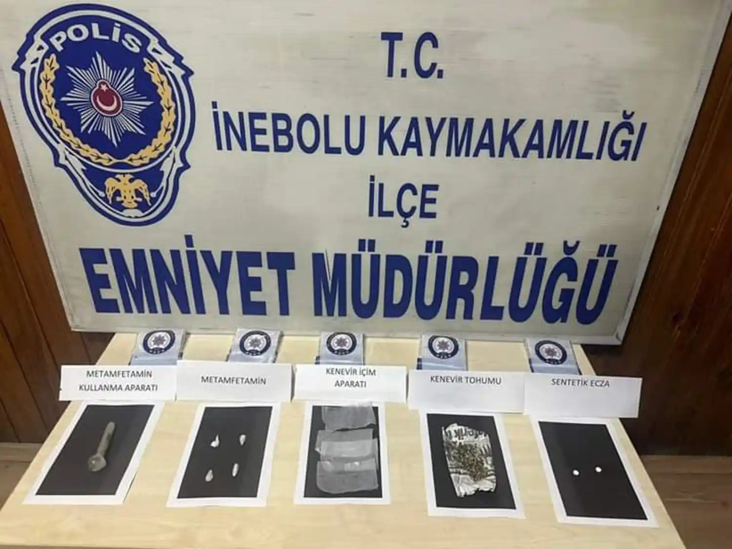 Şüphe üzerine durdurulan araçta çok sayıda uyuşturucu ele geçirildi: 3 gözaltı